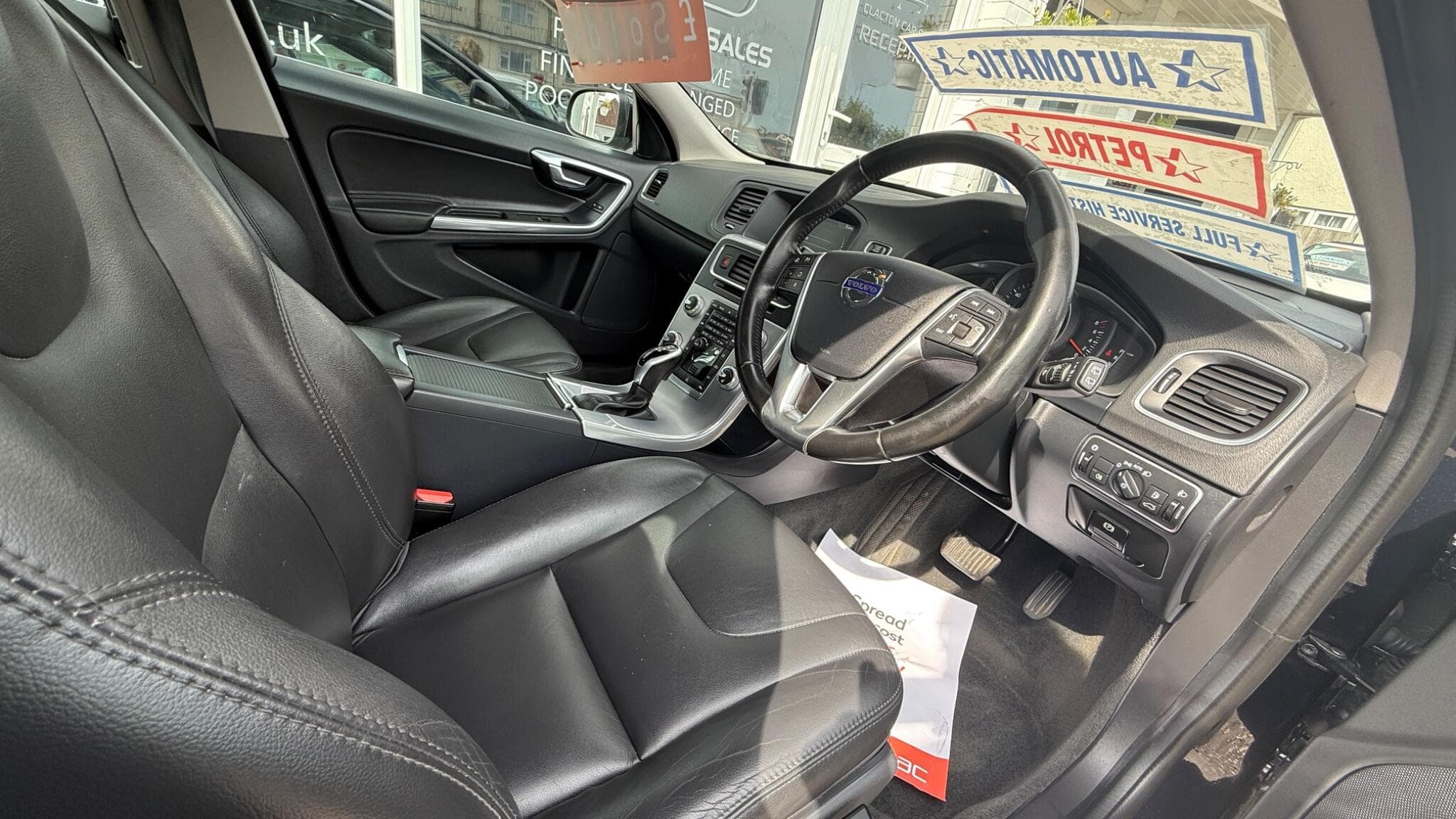 2017 Volvo V60 - Image 8